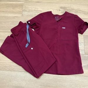 Burgundy color figs set worn only a few times in new condition,no rips or stains